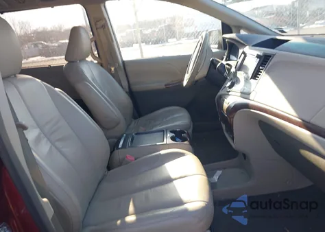 2011 Toyota Sienna Xle V6 z USA, uszkodzony, nr VIN 5TDYK3DC1BS061408